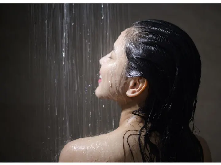 Mitos atau Fakta: Membilas Rambut dengan Air Dingin Bisa Mengurangi Minyak?