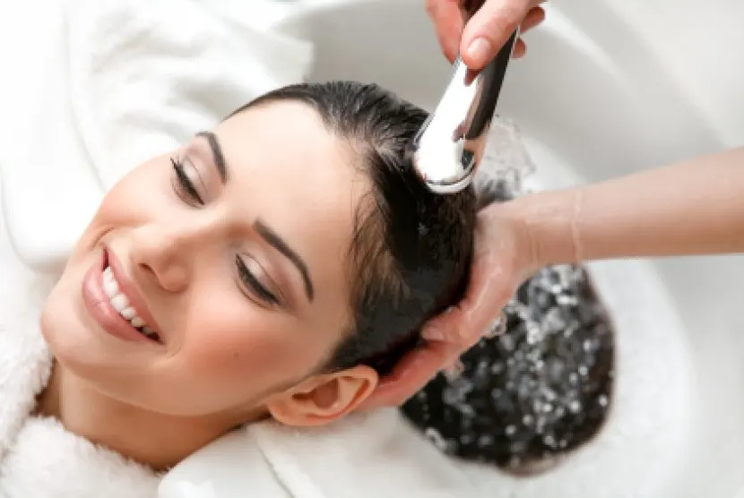 mencuci rambut