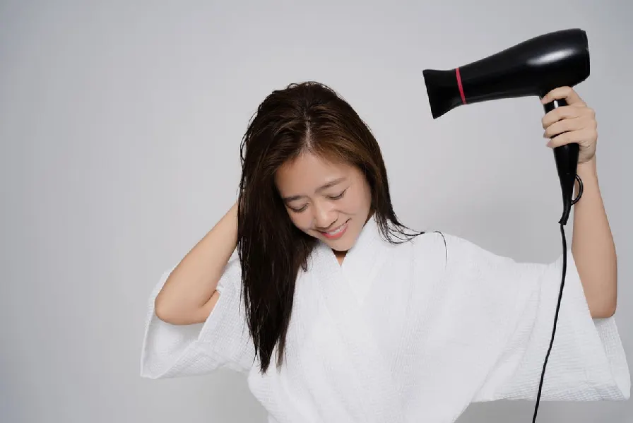 menunduk saat hairdryer