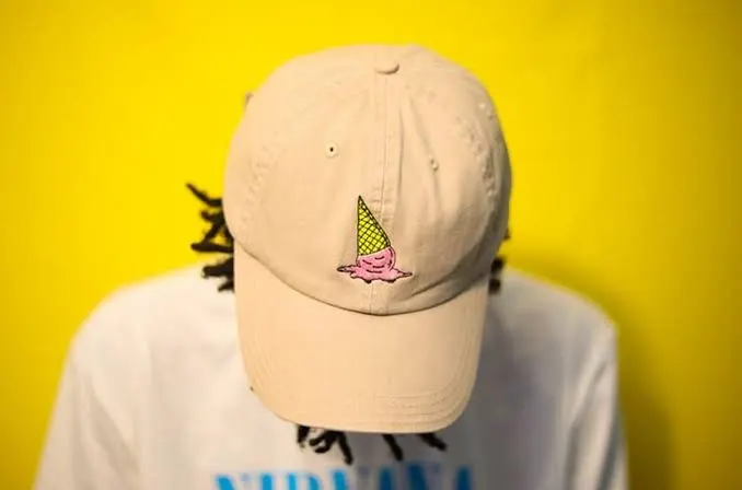 memakai topi